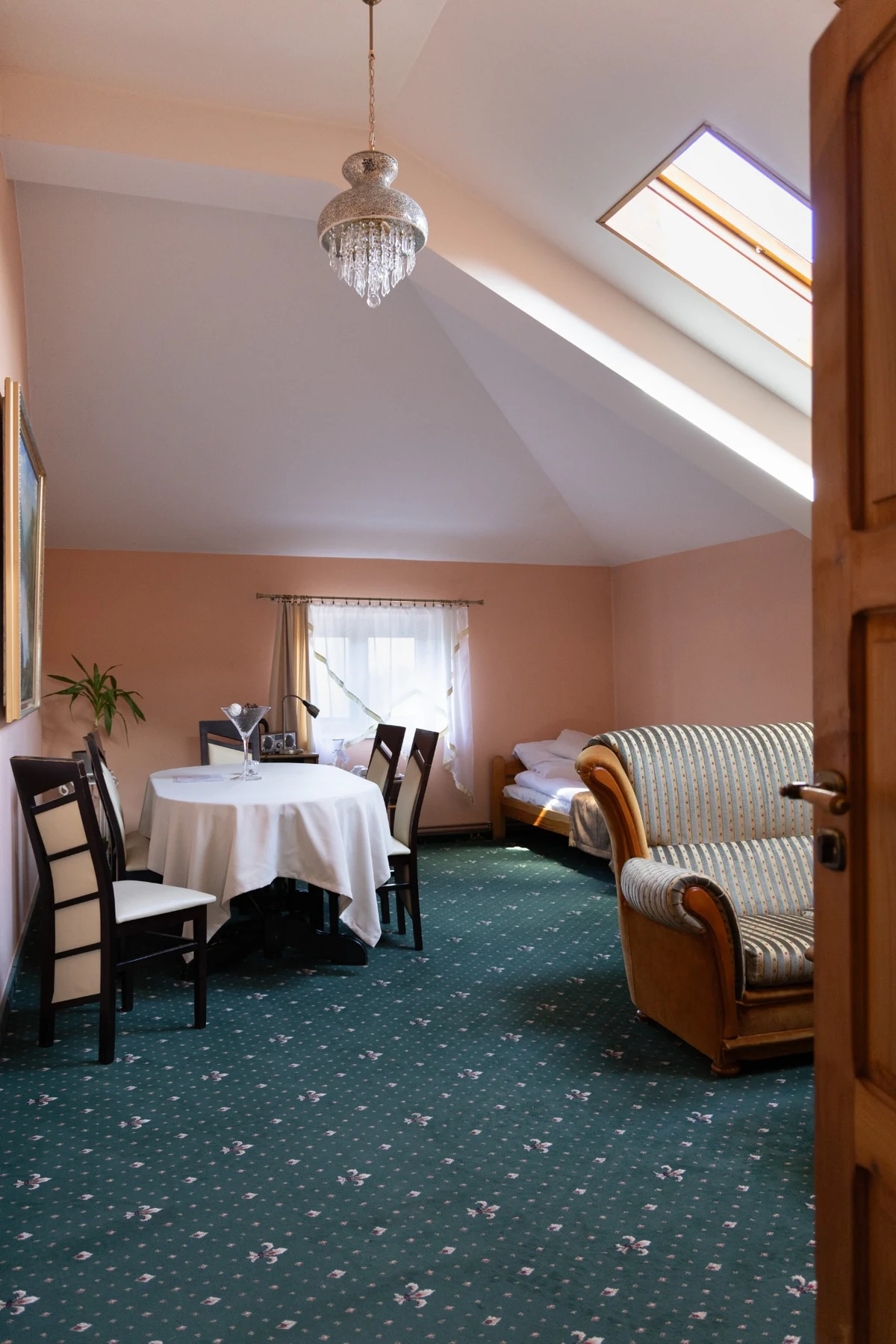 Royal Suite — elegancka przestrzeń wypoczynkowa